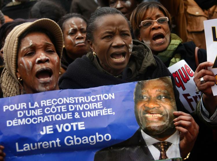 Taburetklæber. Laurent Gbagbo tabte valget i november, men nægter at gå af. Han har dog sine svorne tilhængere. 