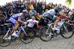 ærefuldt. Fabian Cancellara (th) kæmper sig op ad en stigning i Flandern foran Sylvain Chavanel. 