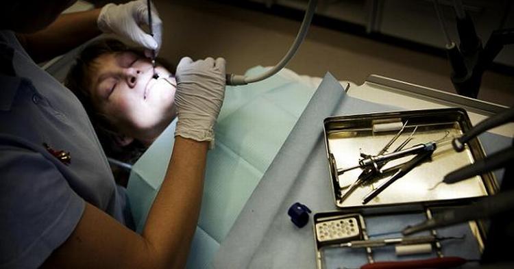 BISSER. Det er forskelligt hvor danskernen går til tandlæge. Især de svageste grupper i samfundet,  fravælger tandlægebesøget, mener Arbejdernes Erhvervsråd. 