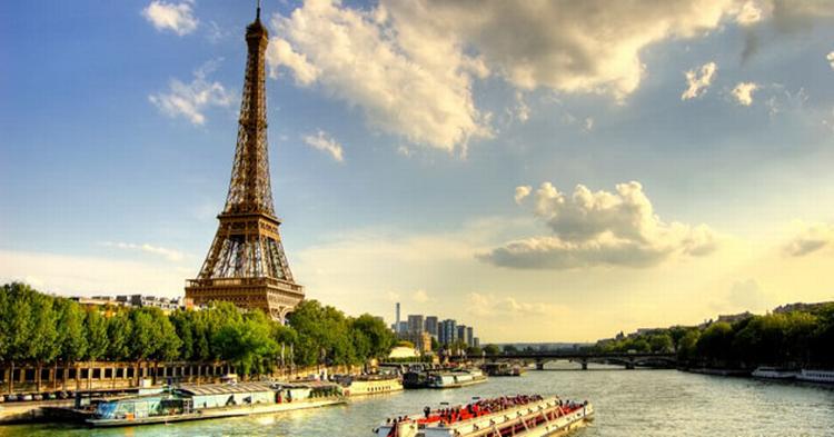 STIGNING. Paris er en af de byer, hvor prisen på en flybillet er mere end fordoblet siden november. 