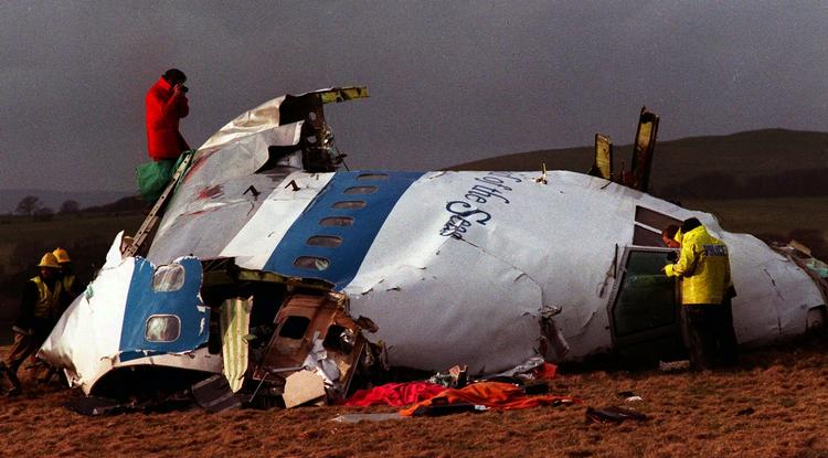 terrorangreb. Efterforskere kigger på resterne af Pan Am 103, der i 1988 blev sprængt i luften over den skotske by Lockerbie. 