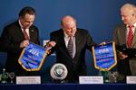 underskrift. Fifa-præsident Sepp Blatter (midt) ved den officielle overdragelse af fodbold-VM 2018 til Ruslands sportsminister Vitali Mutko (tv) og præsidenten for det russiske fodboldforbund, Sergej Fursenko. 