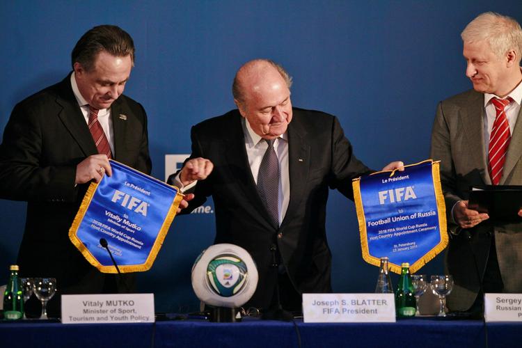 underskrift. Fifa-præsident Sepp Blatter (midt) ved den officielle overdragelse af fodbold-VM 2018 til Ruslands sportsminister Vitali Mutko (tv) og præsidenten for det russiske fodboldforbund, Sergej Fursenko. 