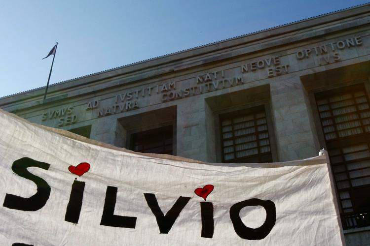 STØTTE. Berlusconis evne til at sikre sig både parlamentarikerenes og vælgernes opbakning får ham igennem de mange skandaler. Her demonstrerer hans støtter foran retten i Milano. 