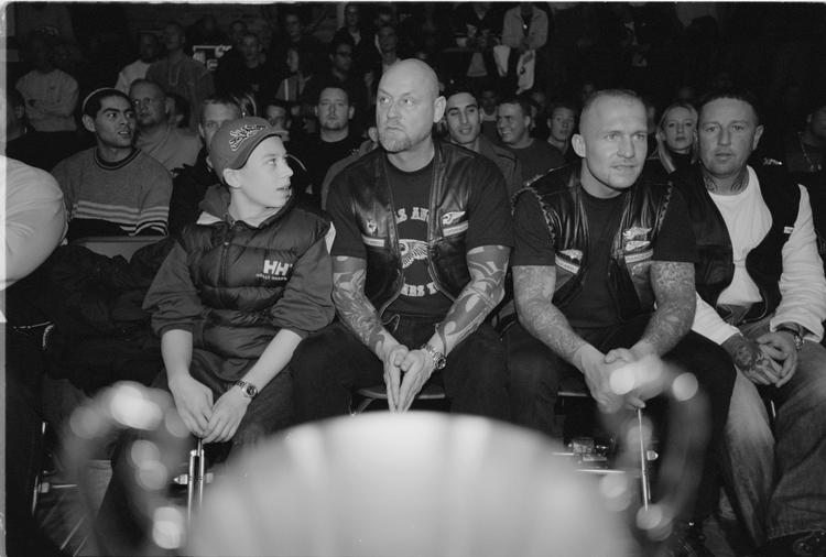 Publikum kommer generelt for alle samfundslag. Her er et stereotypt udsnit imidlertid blevet fanget. Yderst til højre sidder den kendte Hells Angels-rocker Brian Sandberg. 