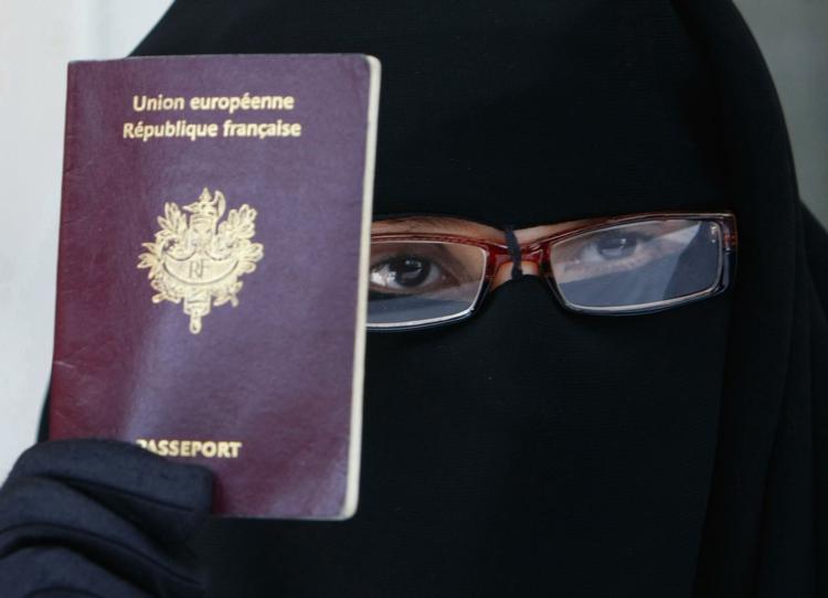 Burkaforbud. Et debatmøde om, hvor meget Islam skal fylde i det franske samfund, har fået sindene i kog hos franske muslimer. Det sker forud for, at et burkaforbud træder i kraft  11. april. 