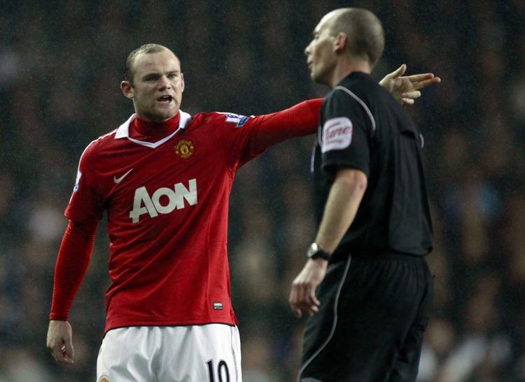 svovlende. Wayne Rooney har ofte sammenstød med dommere og spillere. Men Coca Colas frontfigur kunne ikke bære sidste års utroskabssag og de mindre pæne ord til et kamera i seneste kamp. 