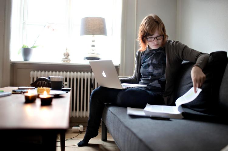 Dyrekøbte erfaringer. Kerstin Alida Riber er 24 år og ved at gøre en  opgave færdig på 7. semester på RUC. Hun har valgt at kombinere statskundskab og kommunikation. Det koster hende 9.000 kr. og et halvt års  studier uden uddannelsesstøtte. 