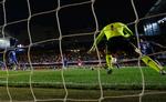 straffespark. Chelsea-målmand Petr Cech var chanceløs, da Wayne Rooney (tredje fra højre) scorede kampens enlige mål. Men målmanden mente, at Chelsea blev snydt for en oplagt chance for udligning. 