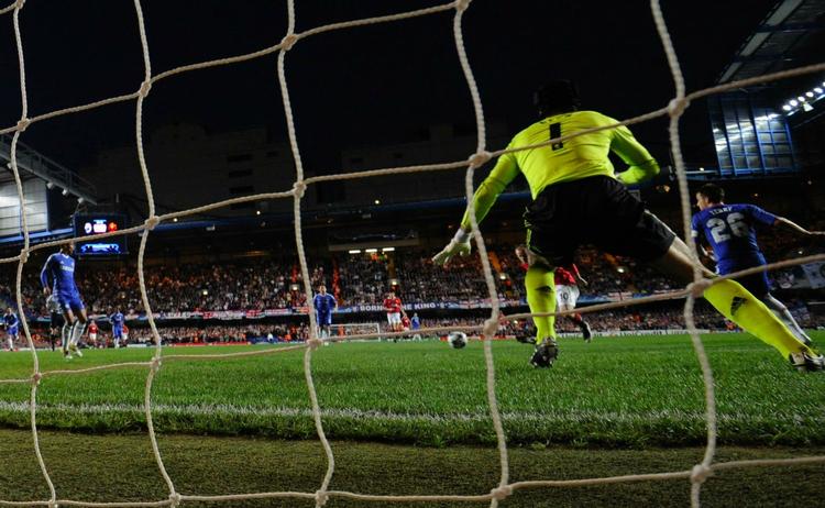 straffespark. Chelsea-målmand Petr Cech var chanceløs, da Wayne Rooney (tredje fra højre) scorede kampens enlige mål. Men målmanden mente, at Chelsea blev snydt for en oplagt chance for udligning. 