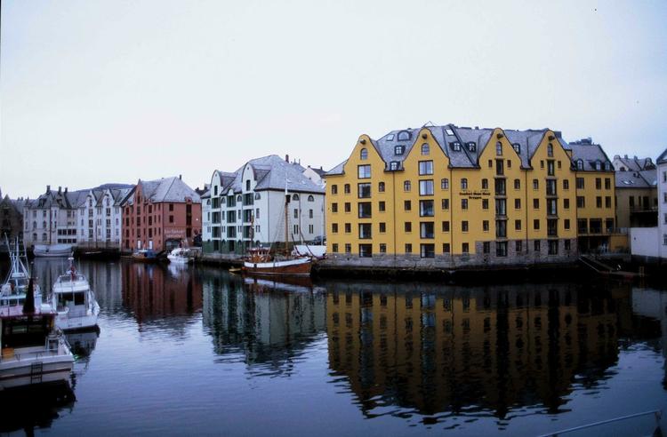 SEJLADS. NRK vil transmittere direkte fra en 11 dage lang færge-sejlads. Foto fra norsk kystby. 