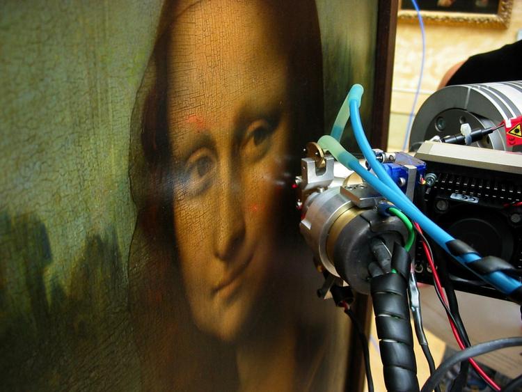 ombejlet. Mona Lisa er blevet undersøgt på kryds og tværs gennem årene. Her er det ved hjælp af en fluoriserende røntgenteknik. 