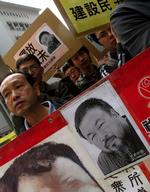 Støtte. Ai WeiWeis forsvinden har udløst protester over hele verden. Billedet er fra en demonstration i tirsdags i Hong Kong. 