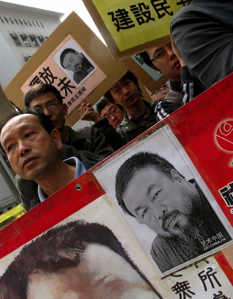 Støtte. Ai WeiWeis forsvinden har udløst protester over hele verden. Billedet er fra en demonstration i tirsdags i Hong Kong. 