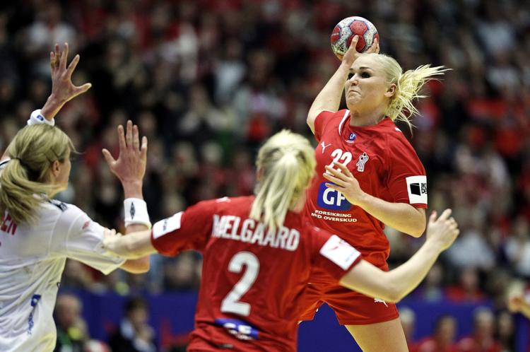 arbejde. Tiden er forbi, hvor danske sportsfolk stillede op for landsholdet i ren ærefrygt. Nu skal der kompenseres for tabt ferie og fritid i en kraftigt kommercialiseret sportsverden. 