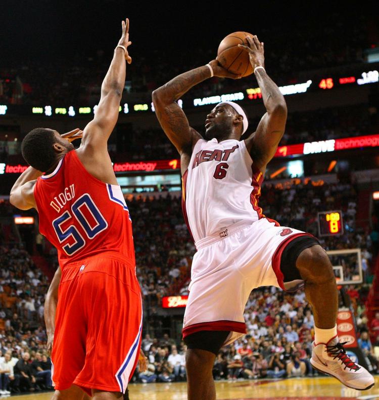 passion. Lebron James fra Miami Heat (th) har investeret lidt af sine millioner i en mindre aktieandel i Liverpool FC. 