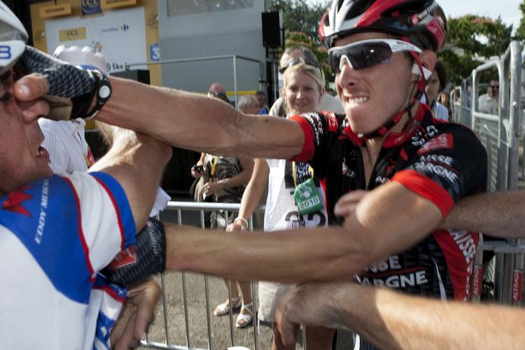 uværdigt. Carlos Barredo fra Quick Step (tv) og Rui Costa kom op og slås efter 6. etape af Tour de France sidste år. 