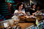 Dolce. Det er to italienske damer, der ejer Makkekafé, og det er deres lækre, hjemmebagte kager, man skal komme efter, hvis man besøger cafeen. Resten  er en halvslatten oplevelse. 