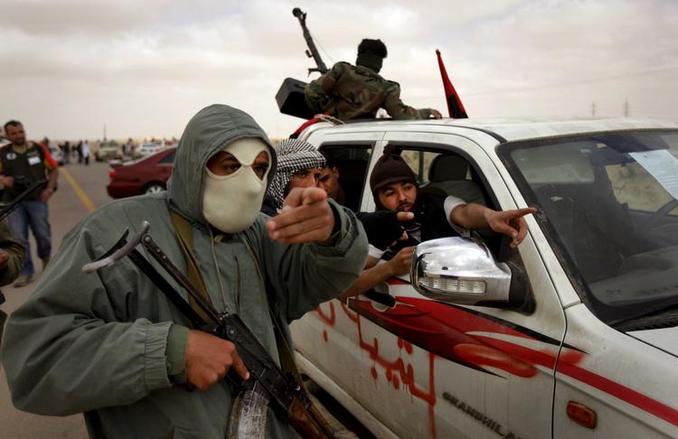 Oprør. Libyske oprørere bevæger sig i går onsdag mod byen Brega, som Gaddafis styrker besidder. 