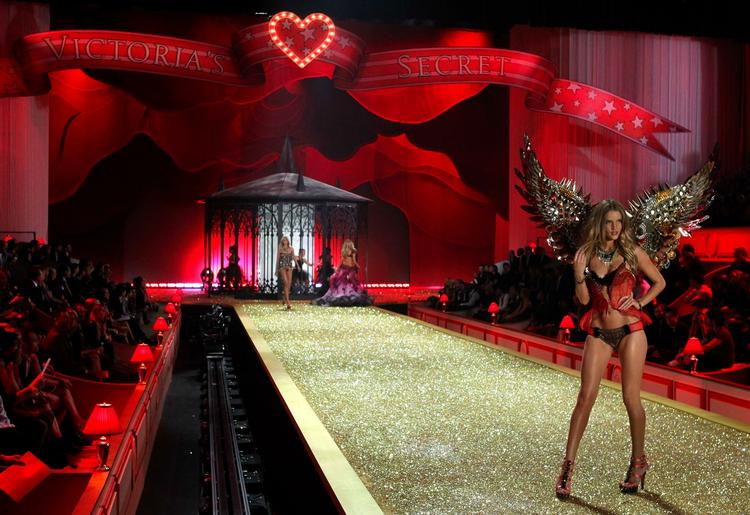 Blog. Bloggen 'I Like My Style' er blevet et magasin, og næste overløber bliver det indflydelsesrige website Style.com. Style er stærk til modeuger og dækker catwalken tæt. Billedet er fra sidste års Victoria's Secret  catwalk. 