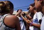Chok. En pige fortæller sine klassekammerater, at hun har set lig ligge inde på skolen i Rio De Janeiro. En tidligere elev gik i dag amok på skolen med et eller flere håndvåben og dræbte mindst 13 personer. 