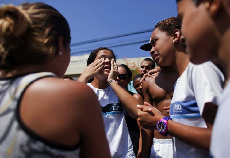 Chok. En pige fortæller sine klassekammerater, at hun har set lig ligge inde på skolen i Rio De Janeiro. En tidligere elev gik i dag amok på skolen med et eller flere håndvåben og dræbte mindst 13 personer. 