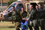 Gaza. Israelske soldater hjælper en passager fra skolebussen, der blev ramt af et morterangreb. 