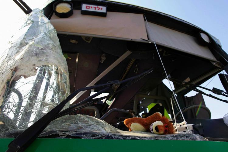 SKOLEBUS. En bamse ligger efterladt i den bus, der blev ramt af et palæstinensisk missil. 
