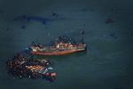 DRIVGODS. Udbrændt skib og andet affald flyder i havet ud for Japans kyst efter flodbølgen i marts. 