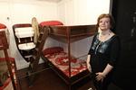 'Titanic'-oldebarn. Gitte Olsen, der er oldebarn til Karla Andersen, en dansk kvinde, der overlevede 'Titanic's skibsforlis i 1912, er bevæget over ny Tivoli-udstilling. 