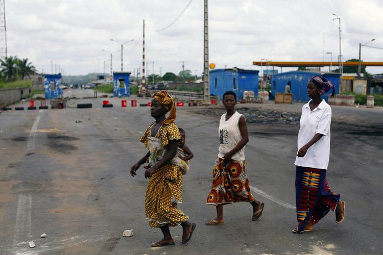 Prioritering. Op mod 120.000 flygtninge fra Elfenbenskysten er ankommet til det Liberia, der ligger ved Elfenbenskystens nordlige grænse. Mest kvinder og børn. Fædrene bliver tilbage i Elfenbenskystens borgerkrigslignende tilstande og passer marken. Her ses nabokvinder til en militærbase for tilhængere af Alassane Quattara. 