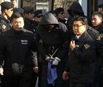 PÅGREBET. Et af de lande, der ikke lader somaliske sørøvere gå, er Sydkorea. Her føres tilfangetagne pirater i land i Sydkorea, hvor de skal retsforfølges for kapring af et sydkoreansk handelsfartøj. Arkivfoto. 