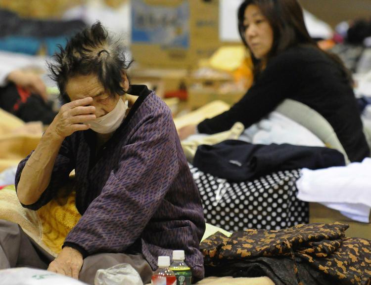 Sorg. Evakuerede japanere efter det kraftige efterskælv i går. 