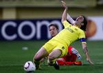 Tackling. Villarreal's Gonzalo Rodriguez, i nærkamp med Twente's Marc Janko. 