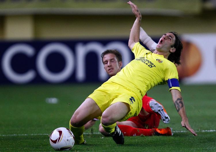 Tackling. Villarreal's Gonzalo Rodriguez, i nærkamp med Twente's Marc Janko. 