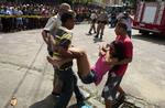 Forfærdelse. Forældre så børn og unge blive båret ud af skolen i Rio de Janeiro, hvor en mand gik ind og skød 12 børn og sårede flere andre. 
