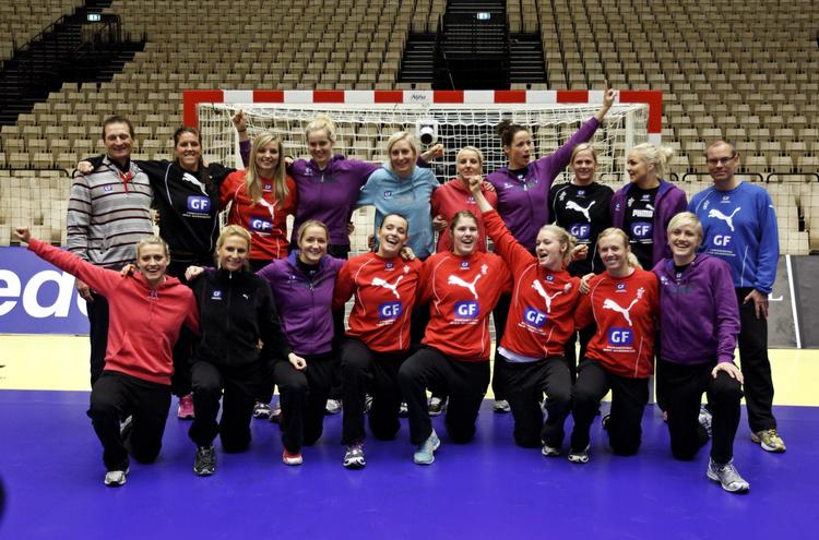 fodslag. Der er igen fælles mål for alle spillere, DHF, Team Danmark, sponsorer og landstrænere i håndboldens top. 
