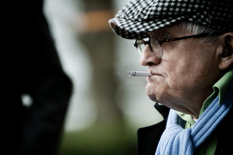 Ipadkunstner. Med cigaretten i mundvigen og sixpence indtog David Hockney i dag Louisiana. 
