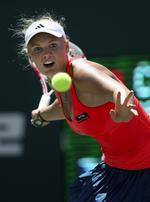 tilvænning. Caroline Wozniacki er videre i grusturneringen i Charleston efter en kamp belæsset med fejl. 