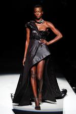 Grønt. Det italienske tøjfirma Gattinoni bruger fibre fra grøntsager, når de fremstiller materialet ingeo, der kan bruges til tøj. 