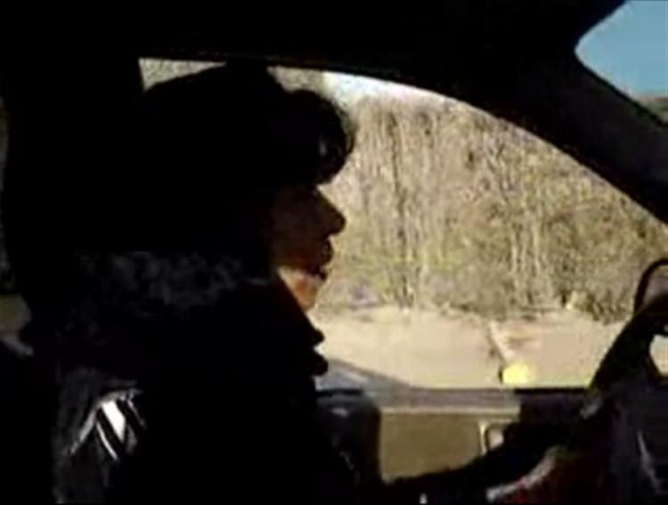 Oprør. I 2008 lagde en saudisk kvinde en video af sig selv i bil ud på YouTube. Saudiske kvinder må ikke køre i bil i landets byer. 