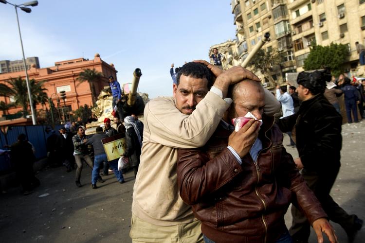 opstand. Den hypede ’Facebook’-bevægelse udgør ret beset kun en meget lille del af egypterne, og få uger efter Mubaraks afgang er den allerede præget af intern splittelse. Her et par egyptere fra Kairo, mens opstanden stod på. 