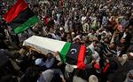 Blacklisting. USA strammer grebet om Gaddafis regering. Yderligere fem ministres aktiver i USA er blevet frosset inde for presse dem til at vende ryggen til Gaddafi. Billedet her er fra en begravelsesceremoni i dag i Benghazi. Indbyggerne samledes og sørgede over tabet af flere oprørere under et luftangreb i går. 