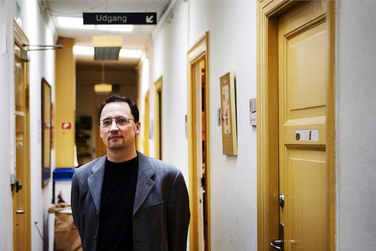 Afvisning. Morten Hesseldahl der er DR's kulturdirektør, afviser blankt, at der er kommet en ekstra kandidat i spil til DR's kommende historiske drama som følge af politisk indblanding. 