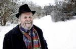 Humorist. Det er en del af Johannes Møllehaves menneskelige gavmildhed, at han ikke sådan går og putter med, hvad han nu har på hjerte. 