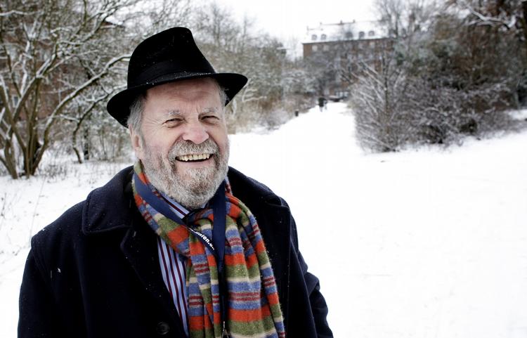 Humorist. Det er en del af Johannes Møllehaves menneskelige gavmildhed, at han ikke sådan går og putter med, hvad han nu har på hjerte. 