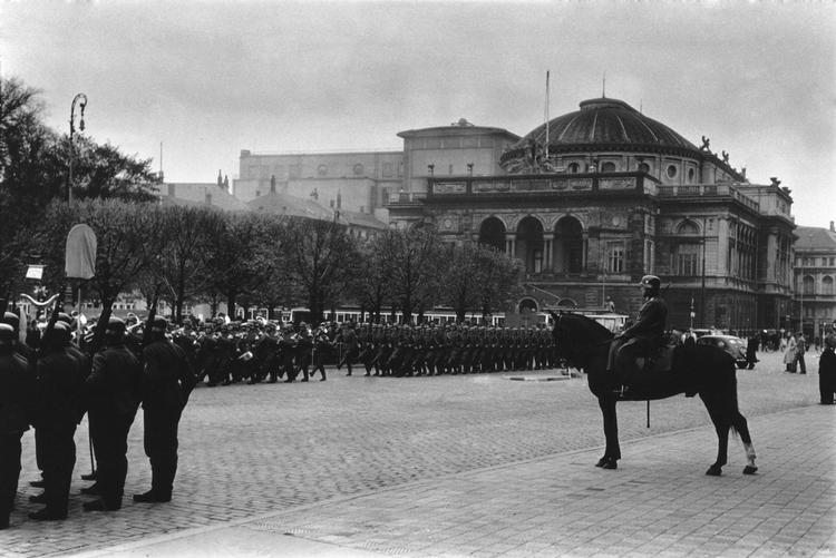 Her er en tysk troppe-parade foran D'Angleterre i 1940. 