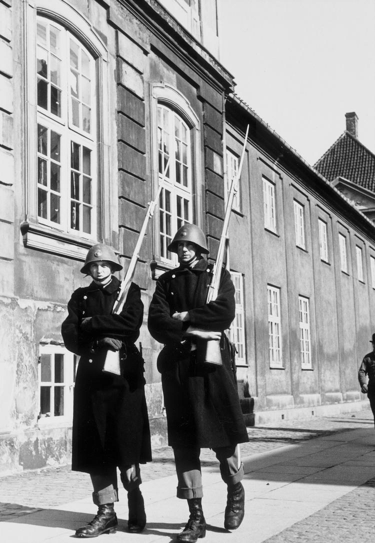 Bortset fra et relativt lille antal tyskervenlige borgere var stemningen i befolkningen som helhed særdeles kølig fra første færd. Her er det gardere på Amalienborg Slotsplads. 