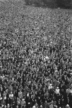 Danskernes tilværelse ændrede sig dramatisk ved besættelsen. Her er der alsang i Fælledparken i 1940. 