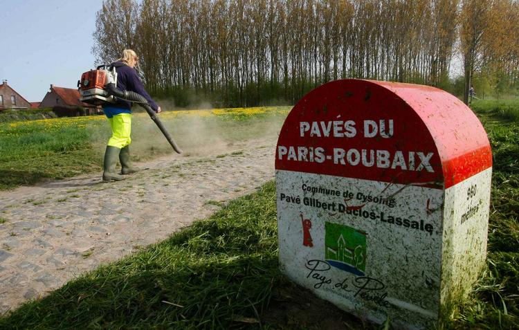 Klargøring. Klassikeren over dem alle køres søndag, hvor der bydes på 51,5 km brostenspassage. 